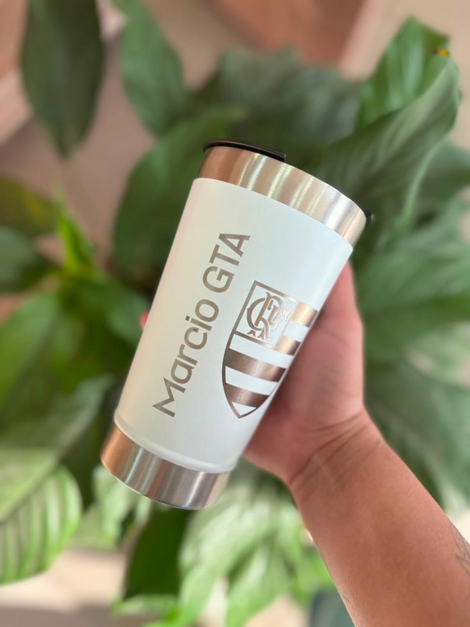 Copo térmico branco personalizado com nome e escudo do Flamengo