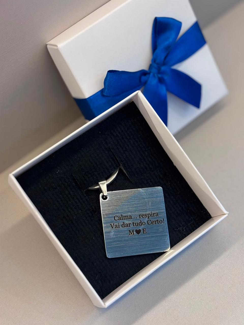 Chaveiro quadrado gravado com mensagem personalizada