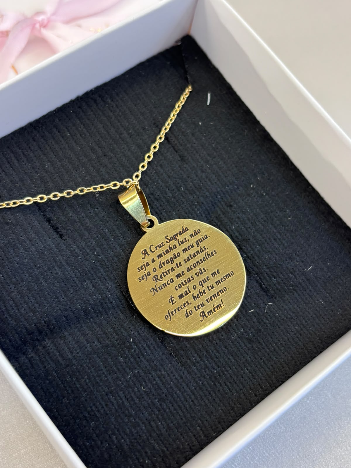 Verso de medalha personalizada com mensagem gravada